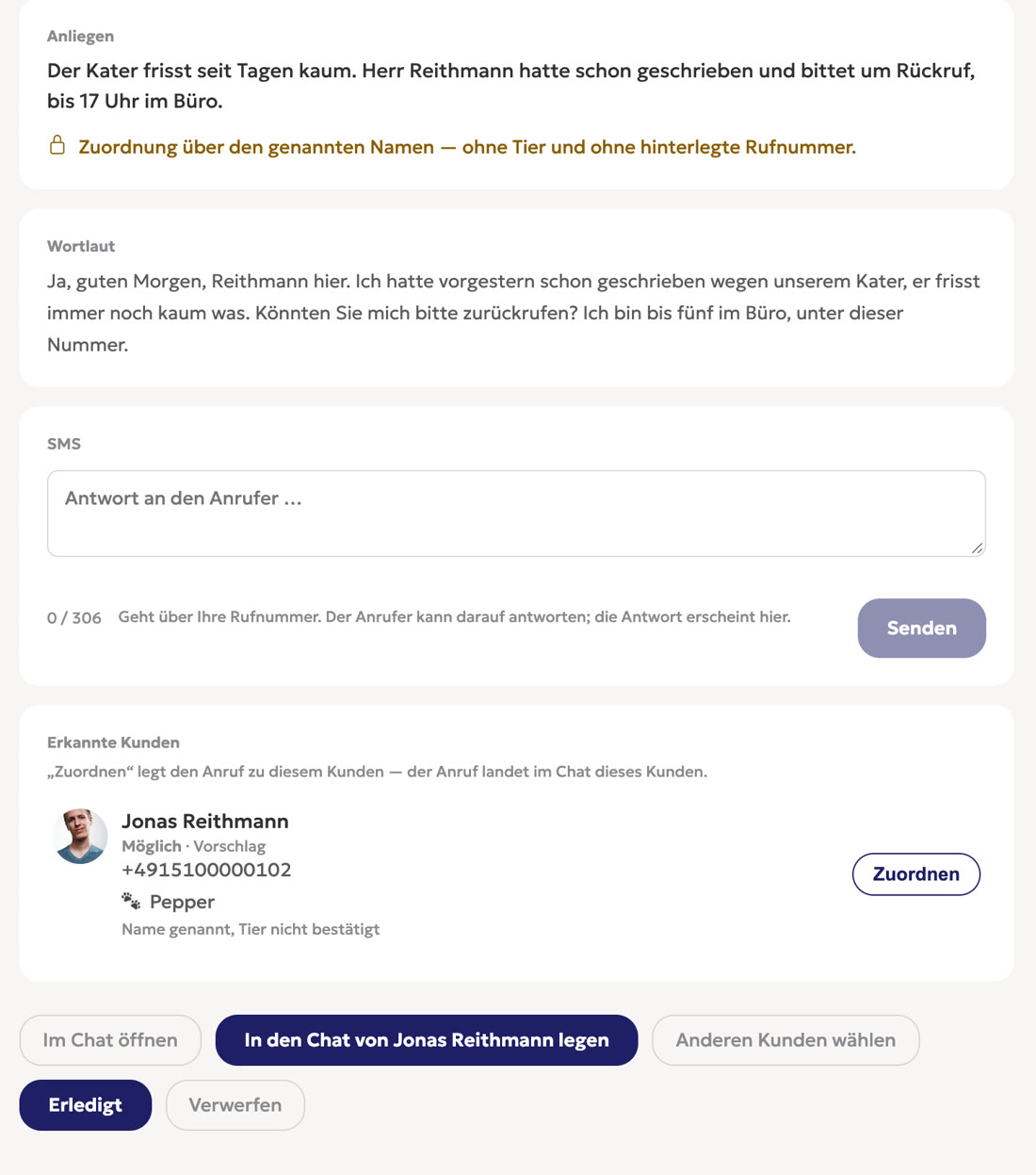 Ein Anruf in der Liste: Anliegen, Wortlaut, SMS-Antwort und erkannter Kunde mit Knopf „Zuordnen“