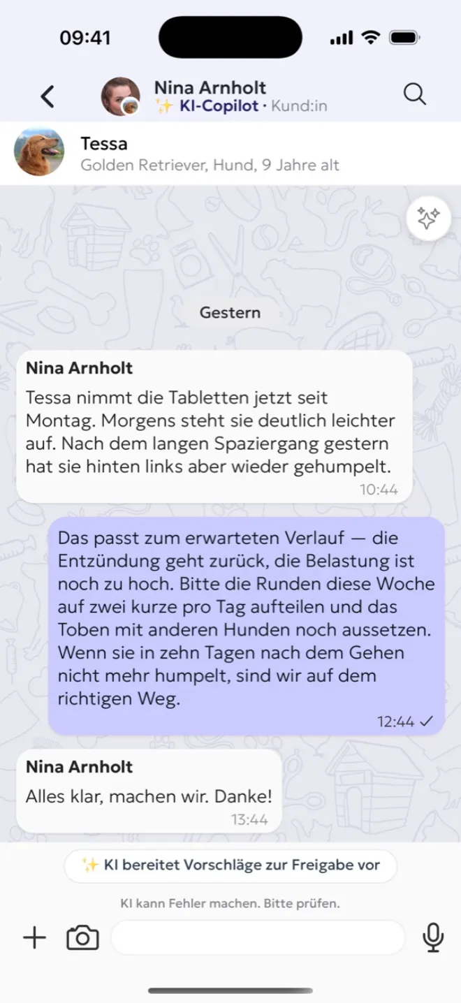 Chatverlauf in AnimalChat Business: Die Halterin berichtet über Tessa, darunter liegen KI-Vorschläge zur Freigabe bereit.