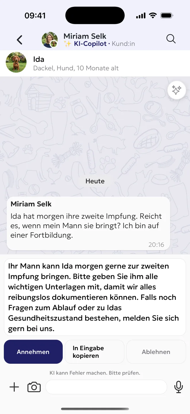 Chat in AnimalChat Business: Die Halterin fragt, ob ihr Mann den Hund zur Impfung bringen kann. Darunter liegt der Antwortvorschlag des KI-Assistenten mit den Schaltflächen Annehmen, In Eingabe kopieren und Ablehnen.